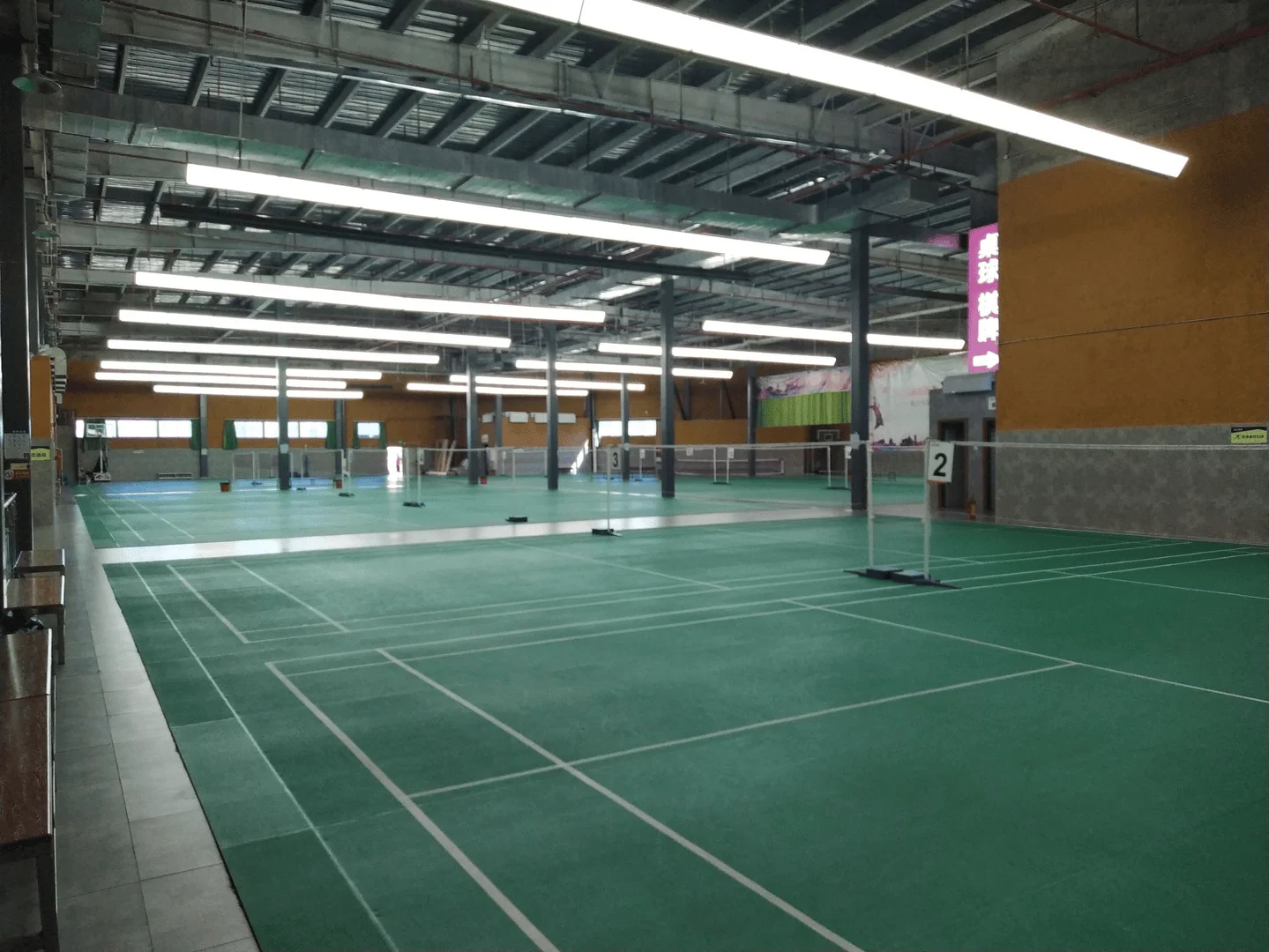 光明广场文体中心羽毛球场全景